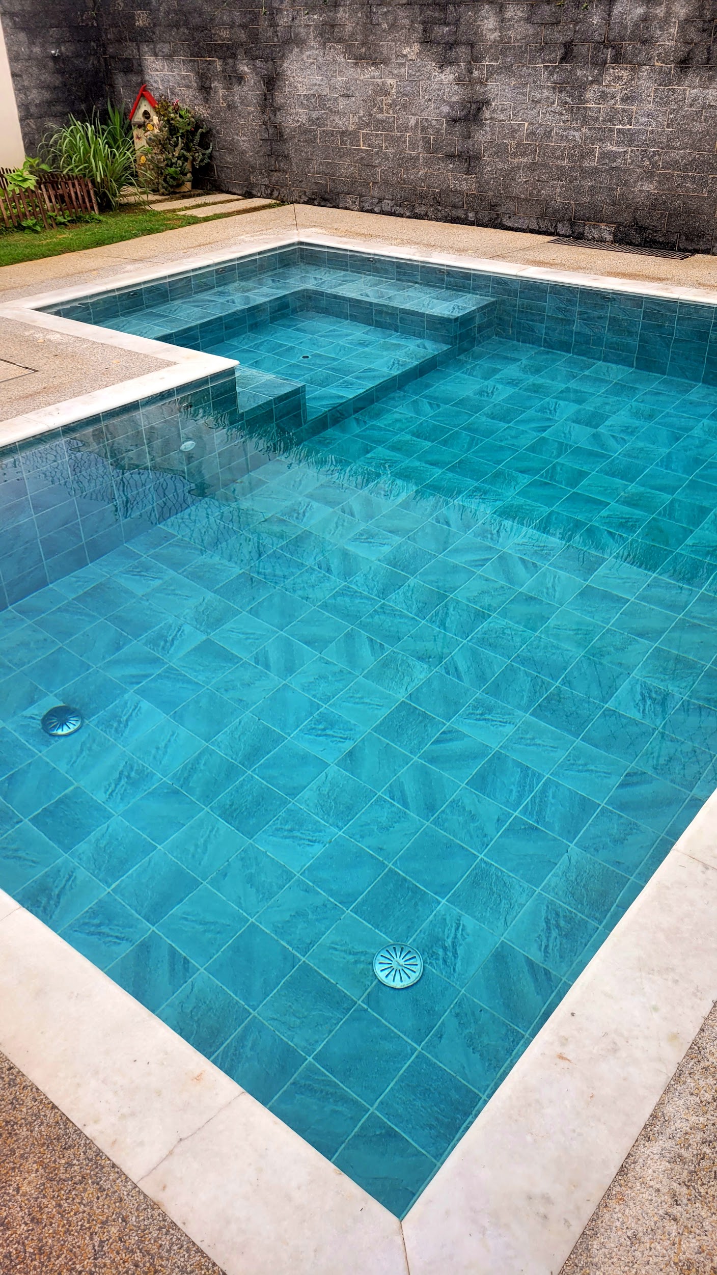 Piscina moderna com tratamento especializado